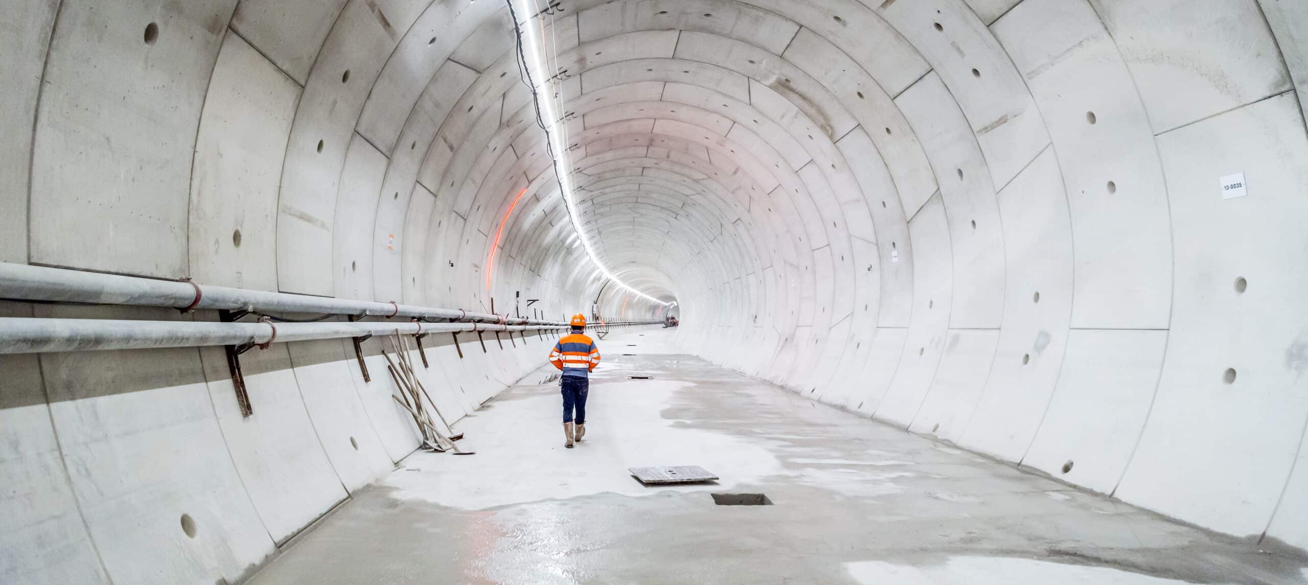 Un homme marche dans un tunnel.