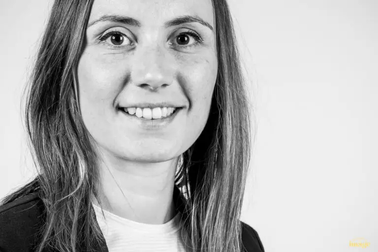 portrait d'une femme souriante en noir et blanc - Séance photo professionnelle en entreprise – Puy-de-Dôme