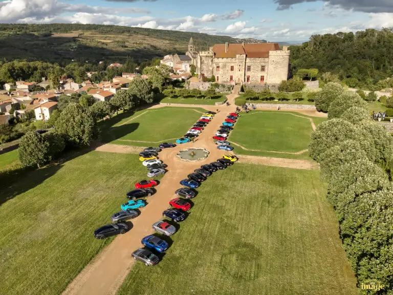 rassemblement de porsche dans le jardin du chateau de st saturnin - Vue aérienne en drone – Clermont-Ferrand, Puy-de-Dôme