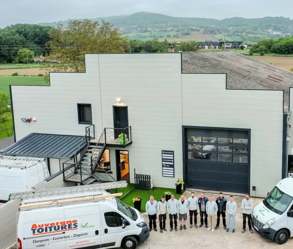 photo de l'équipe auvergne toiture devant leur entreprise - Photographe drone professionnel en Auvergne – image de site industriel